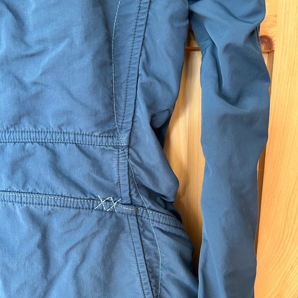 Mountain Hardwear jacket - water-resistant nylon shell with cool details - Picture 5 of 8